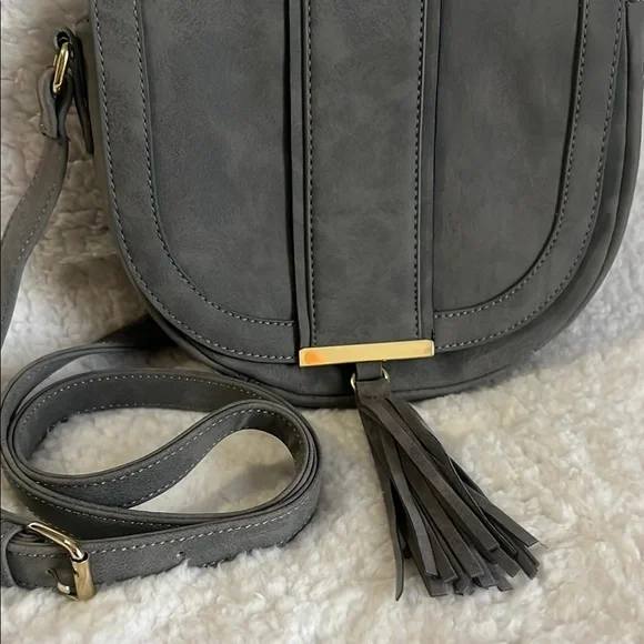 Southwestern Grey‎ Crossbody Bag with Saddle Shape and Tassel Detail - Picture 9 of 16